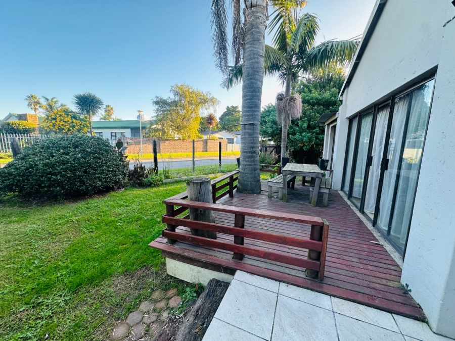 To Let 3 Bedroom Property for Rent in Loerie Park Western Cape